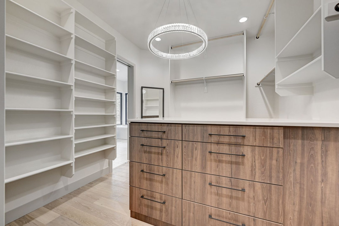 Valdoro 21 Master Closet